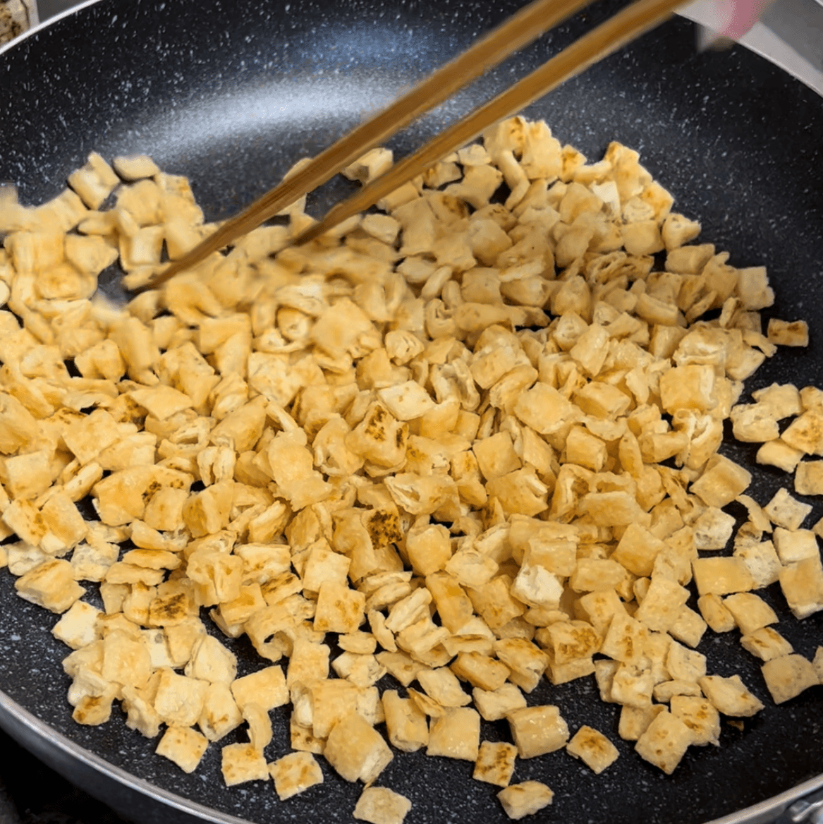 大豆香るこだわりのお揚げを焼き上げてカリカリに!