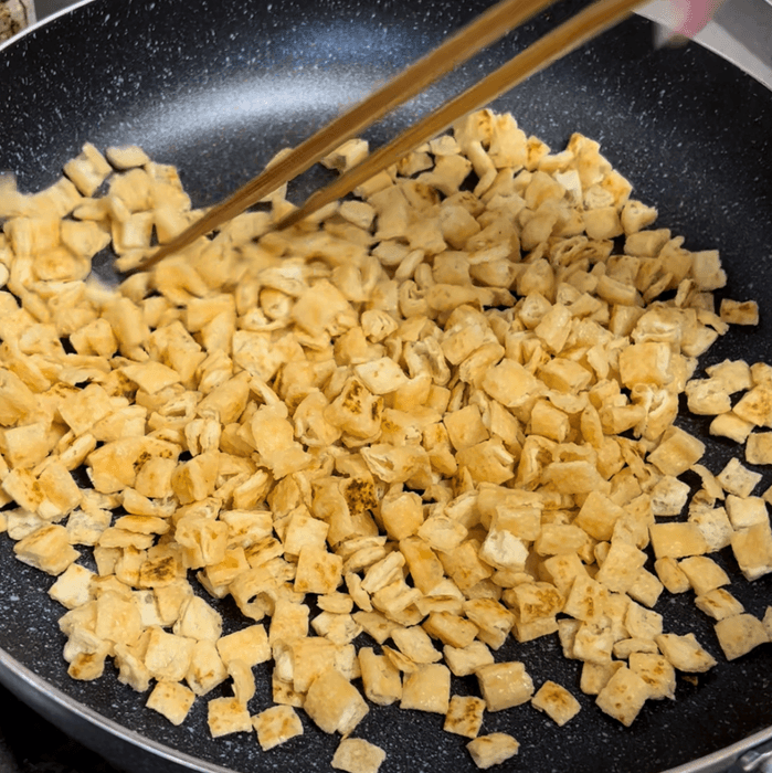 大豆香るこだわりのお揚げを焼き上げてカリカリに!