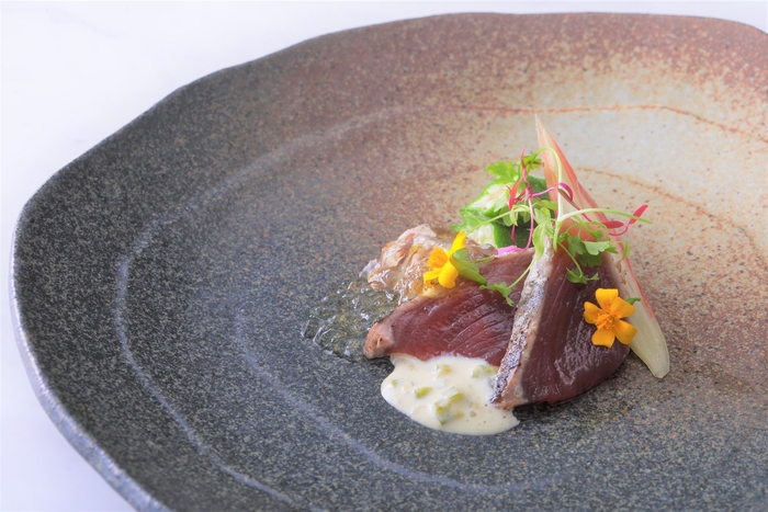 冷前菜: 初カツオとして有名な『枕崎の一本釣りかつお』を藁で香りづけしたタタキをつかった前菜