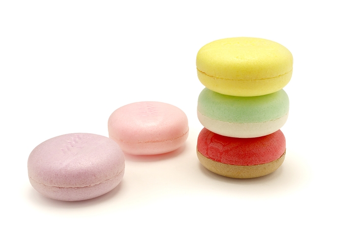 日本の縁起物の色彩がベース