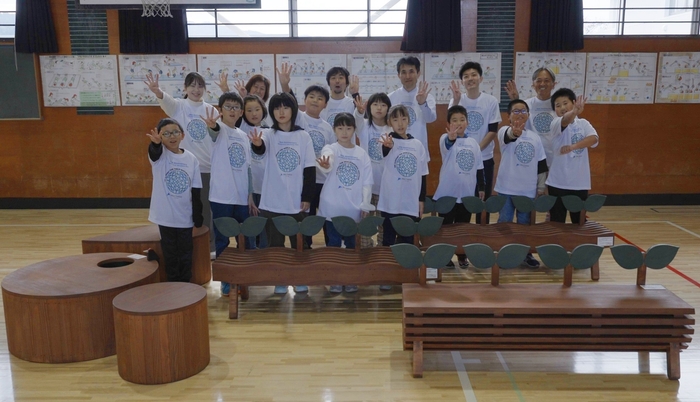 2023年10月 藤里学園の皆さんと完成したベンチ