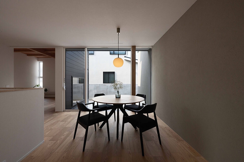 室内からプライベートデッキを望む(昼)