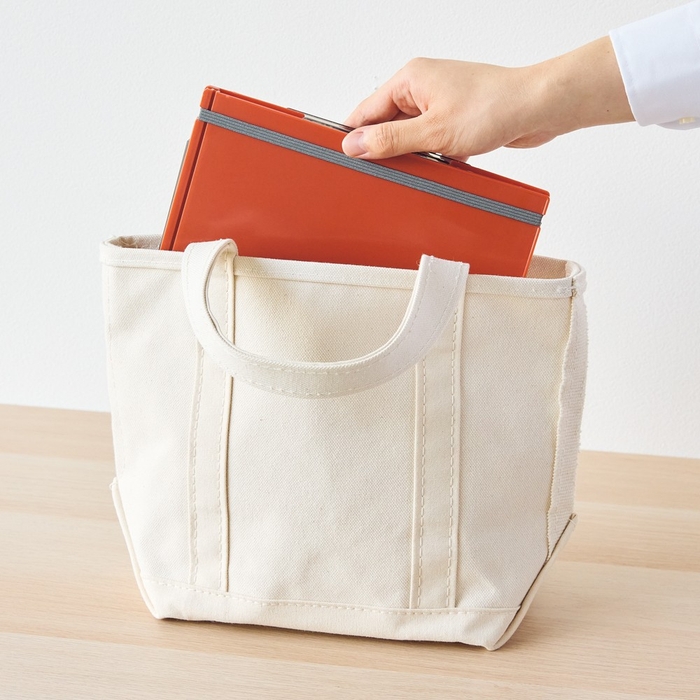 ゴムバンド付きなので、 カバンの中でも不用意に開きません。