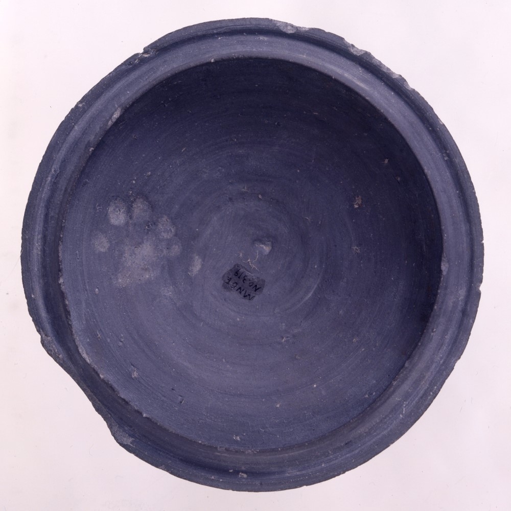 ネコと思われる足跡が付いた須恵器 6世紀末~7世紀初頭 見野古墳群(姫路市教育委員会蔵)