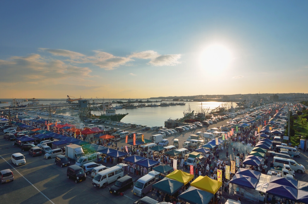 館鼻岸壁朝市 全景