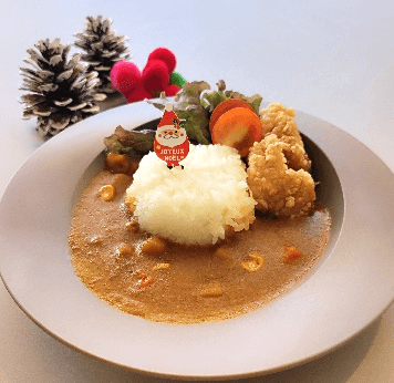 おこさまメニュー(おこさまカレーライス):クリスマス特別仕様のピック付き。