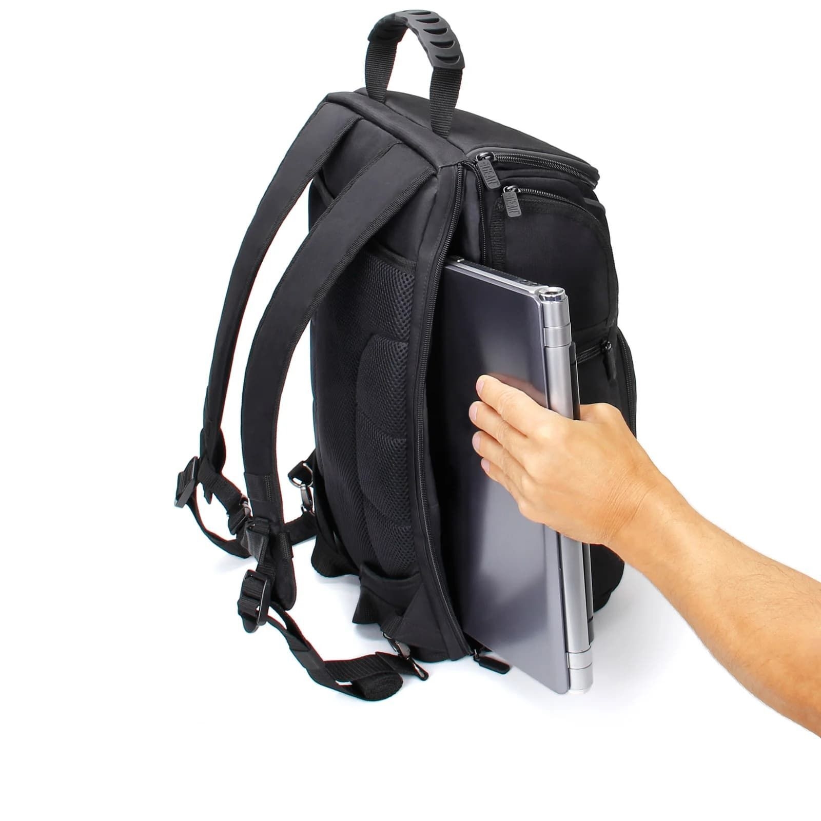 背面のパッド付きスリーブは最大15.6インチのノートPCに対応