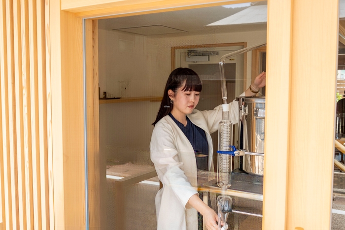 店内で蒸留する様子2