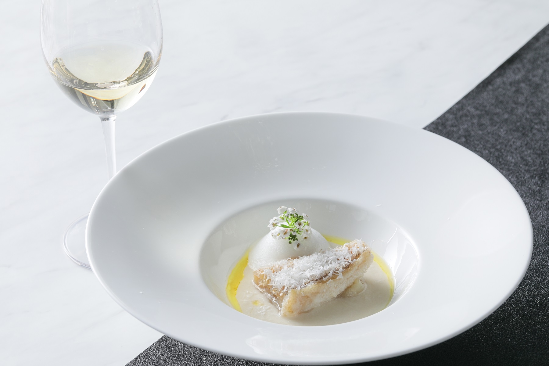 【Poisson】甘鯛のライスパウダーフリット 淡路島産玉ねぎのヴルーテ 塩麴とペコリーノチーズのアクセント ペアリングドリンク:白ワイン ソアヴェ アレグリーニ  or  ノンアルコールカクテル