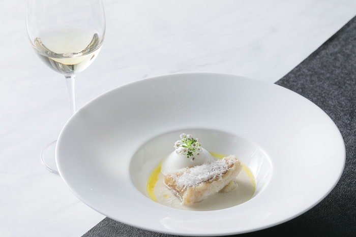 【Poisson】甘鯛のライスパウダーフリット 淡路島産玉ねぎのヴルーテ 塩麴とペコリーノチーズのアクセント ペアリングドリンク:白ワイン ソアヴェ アレグリーニ  or  ノンアルコールカクテル
