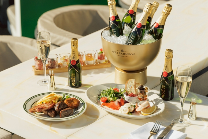 モエとお食事のグループショット