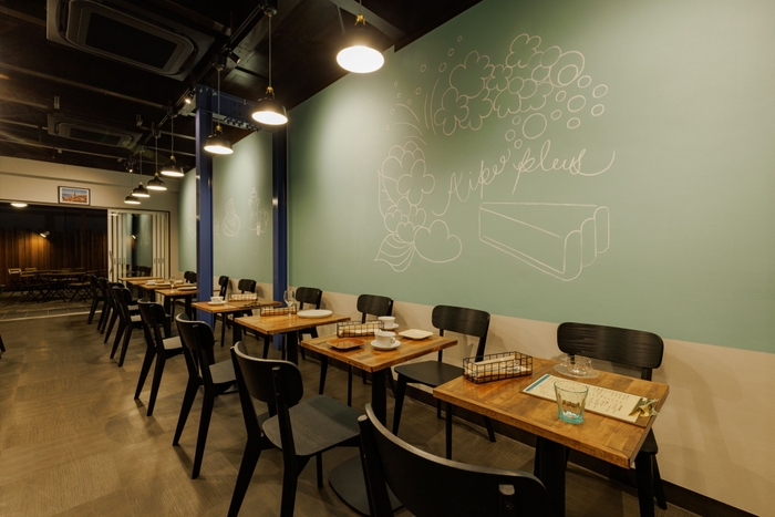 天井高く開放的な店内