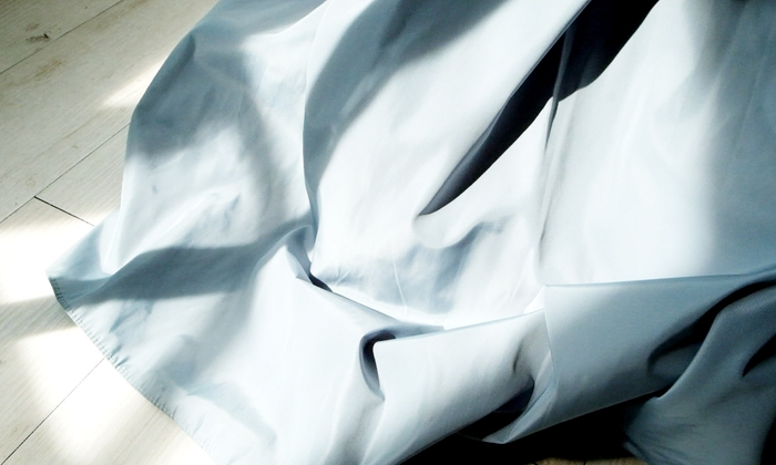 ハリとほんのり光沢のある生地を使用