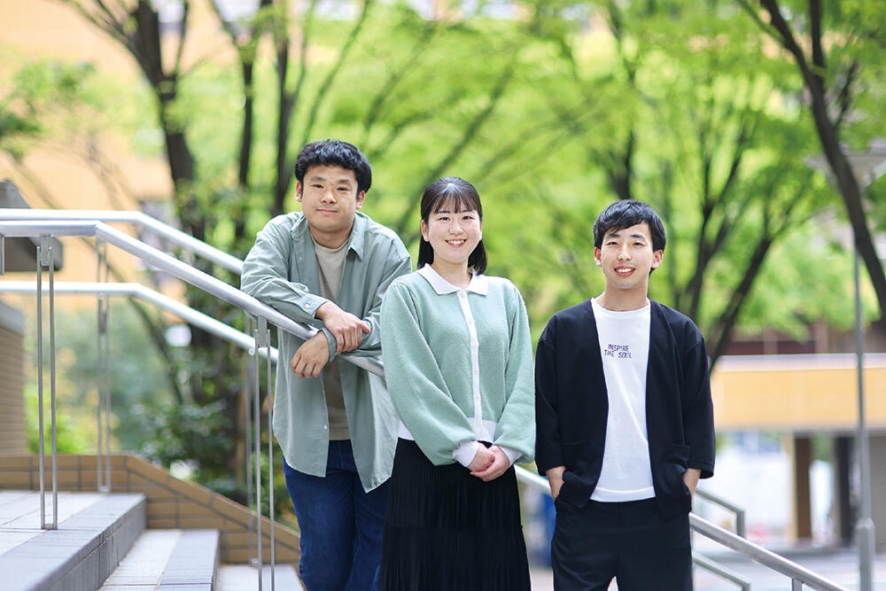 左から大鐘斐斗さん(農学部4年)、千野舞理萌さん(経済学部4年)、神野良淳さん(理工学部4年)