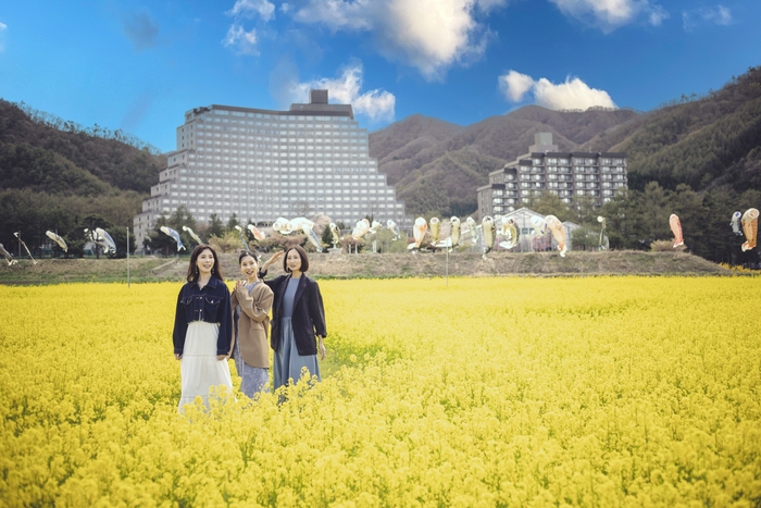 ホテル全景と菜の花畑