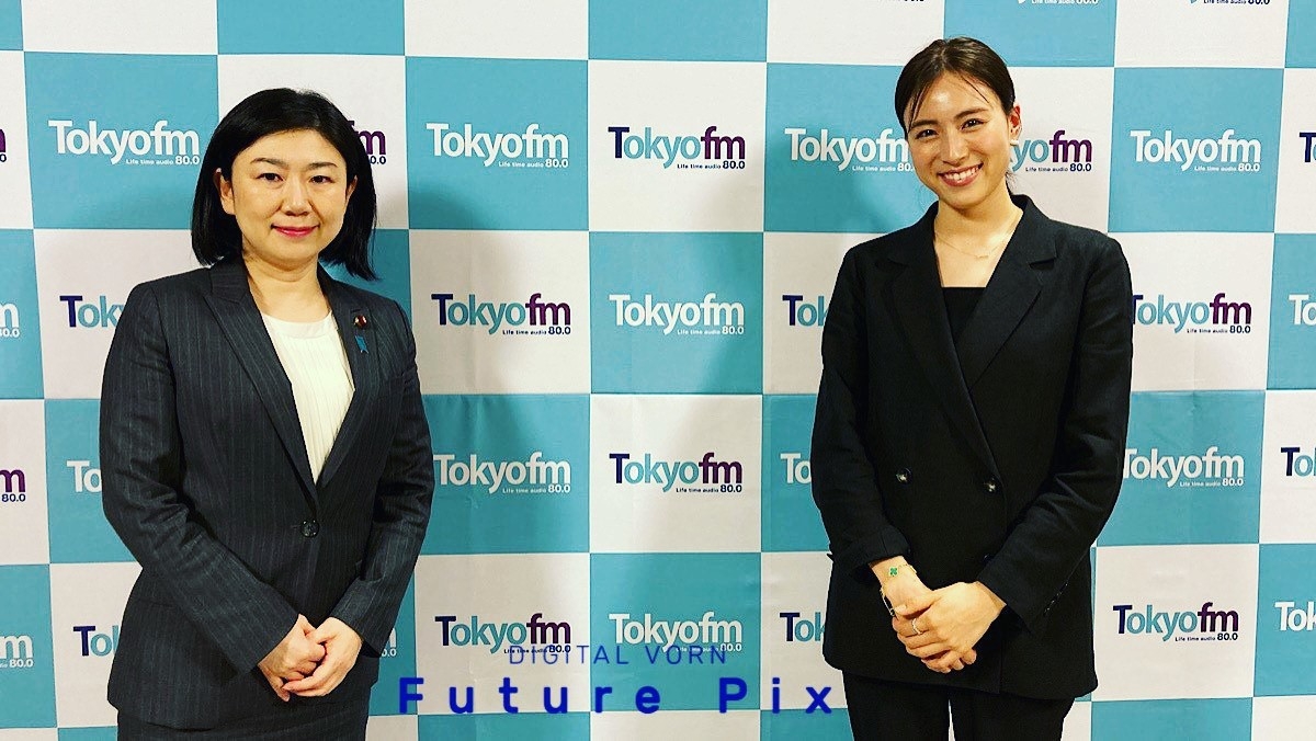 左 牧島 かれん大臣/右 パーソナリティ笹川 友里さん