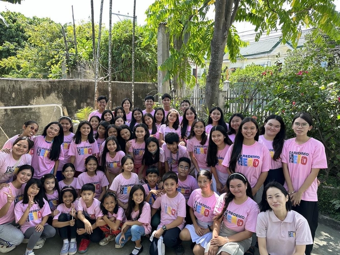 DAREDEMO HEROの奨学生たちと代表の内山順子さん(右下)