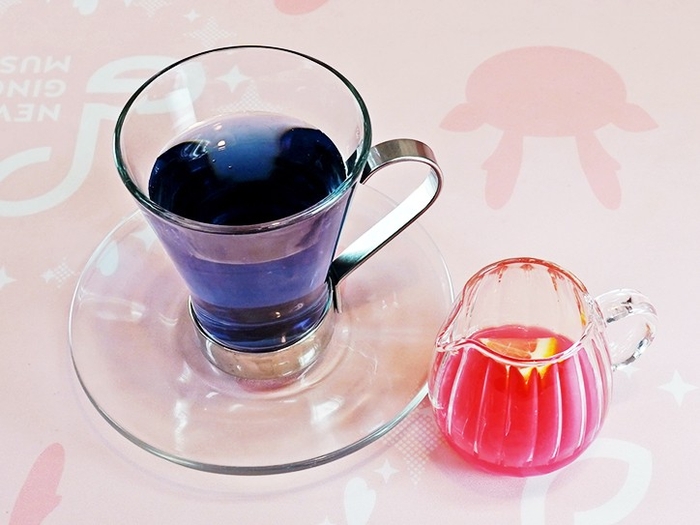 バタフライピーティーにピンクジンジャーシロップを添えて提供