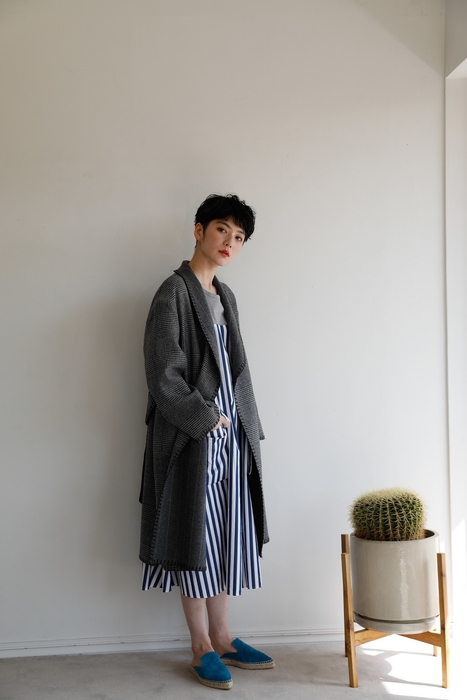 プルオーバータイプのワンピース¥30,800、ウールのガウン¥79,200*10月発売、スリッパ¥17,600(全て税込)