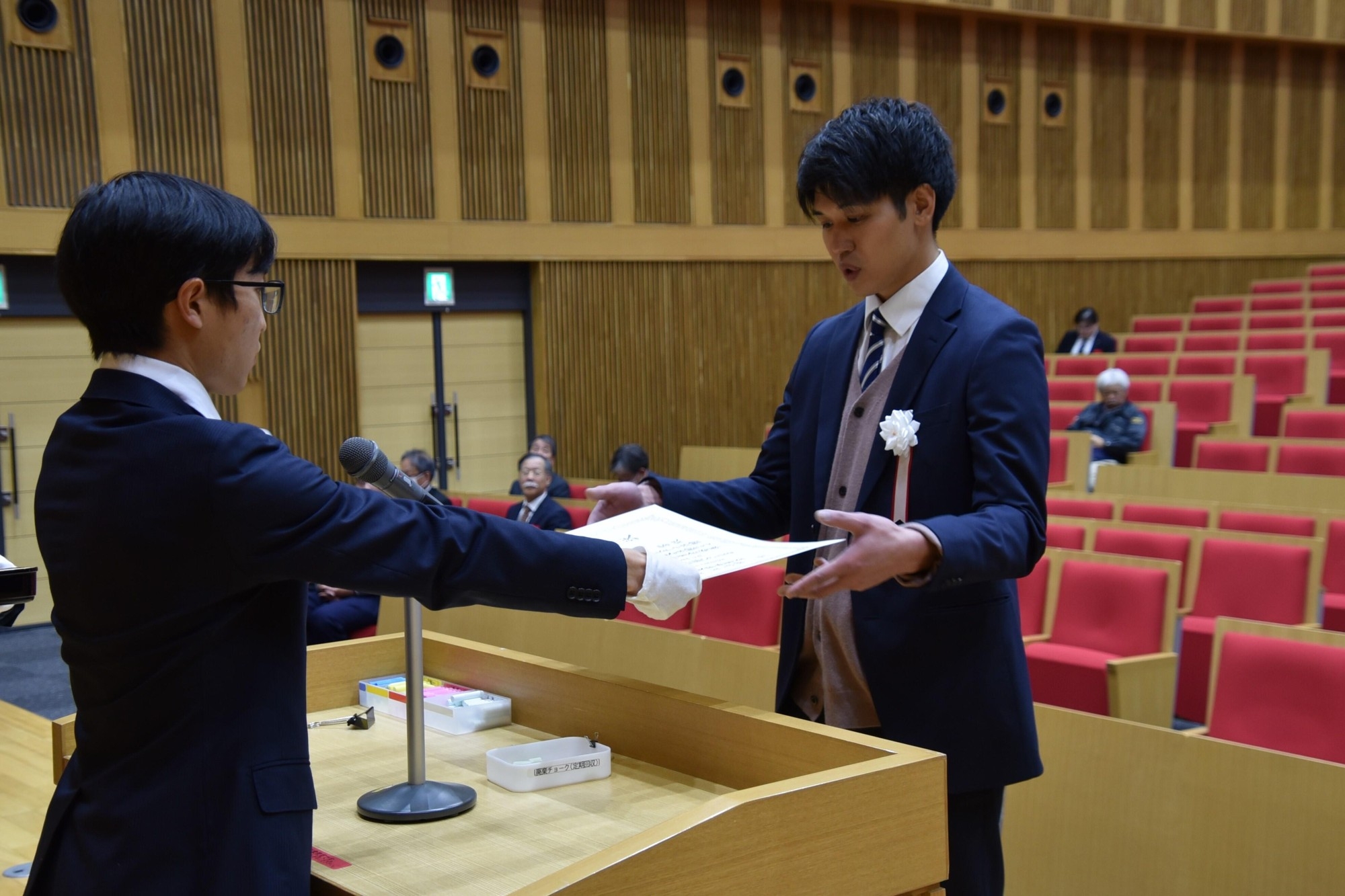 優秀選手賞の受賞者を代表して賞状を受け取る弓道部の神谷響さん(人間学部3年)