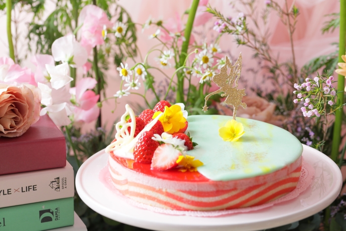 ▲恋するティンカー・ベル~ラズベリーライム ムース~ ティンカー・ベルの魔法の粉や羽をあしらい甘酸っぱい恋心をイメージし、可愛らしく仕上げたムース。