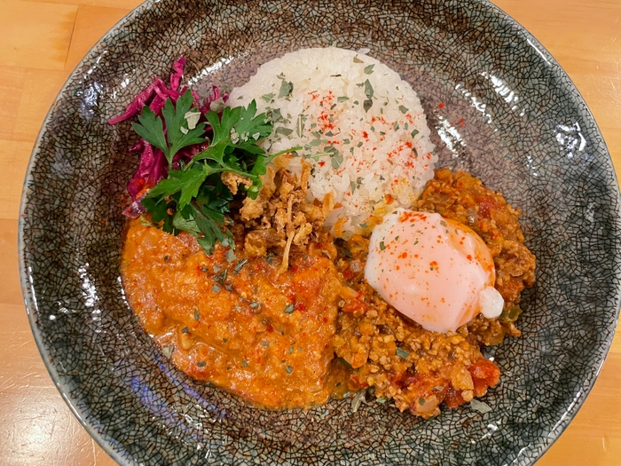 バターチキン(左)とキーマ (右)