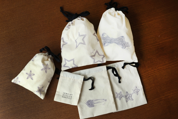 店舗限定ノベルティ「トラベル巾着ポーチ」