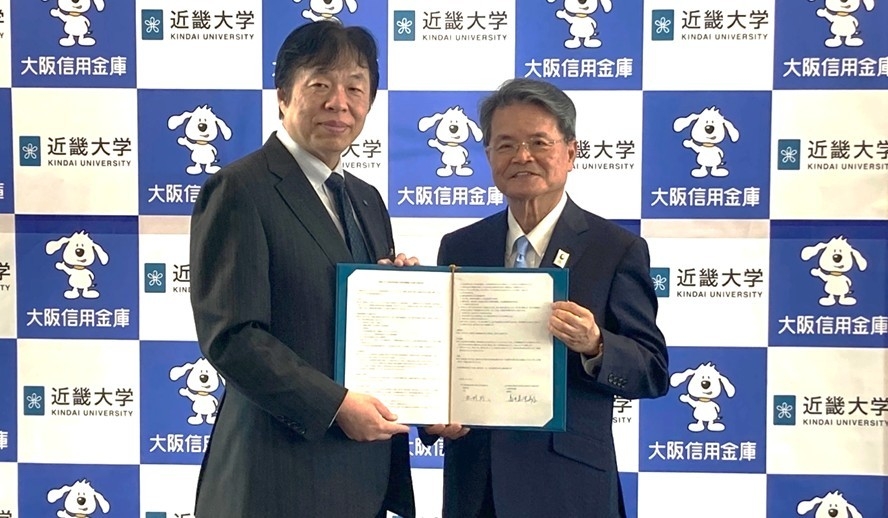 包括連携協定の様子 近畿大学学長 松村到(左)/大阪信用金庫理事長 髙井嘉津義(右)