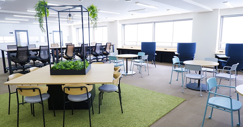 コワーキングスペース。利用料金は月額8000円(1~3年目)で登記も可能