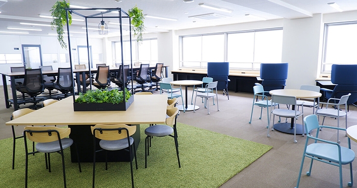 コワーキングスペース。利用料金は月額8000円(1~3年目)で登記も可能