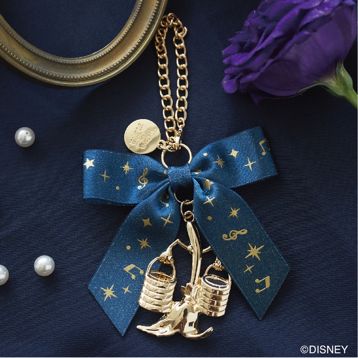 メゾン ド フルール FANTASIA/ほうきリボンチャーム　3,560円(税込)