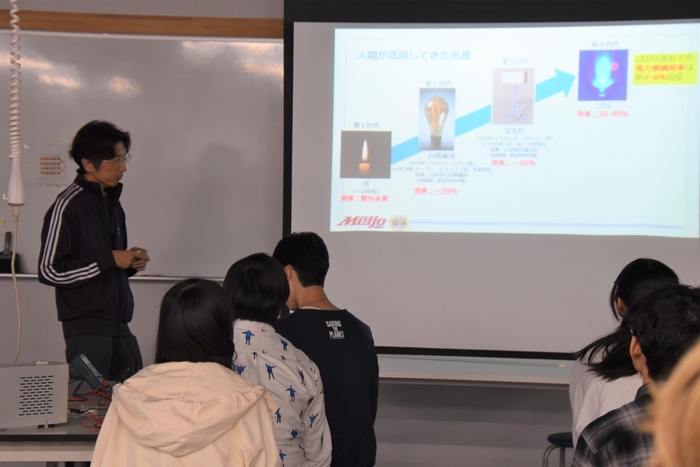 物理学の実験について説明する岩谷教授