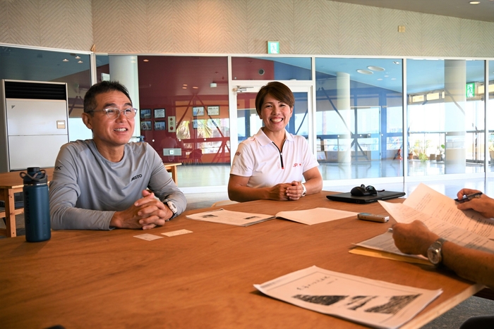 取材を受けるヨット部監督の杉浦啓之さん(写真左)と森さん