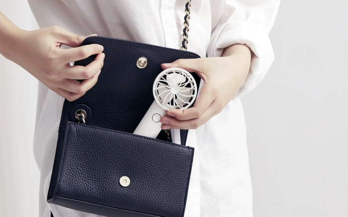 小さなバッグにも収納できる小型な本体