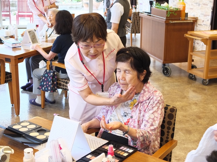 メイクセラピーの様子:於 有料老人ホーム グッドタイム リビング 泉北 泉ヶ丘