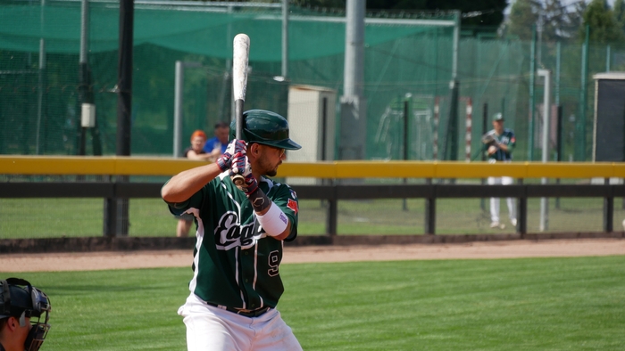 Fintokeiロゴ入りのリストバンドを着用するジーマ選手