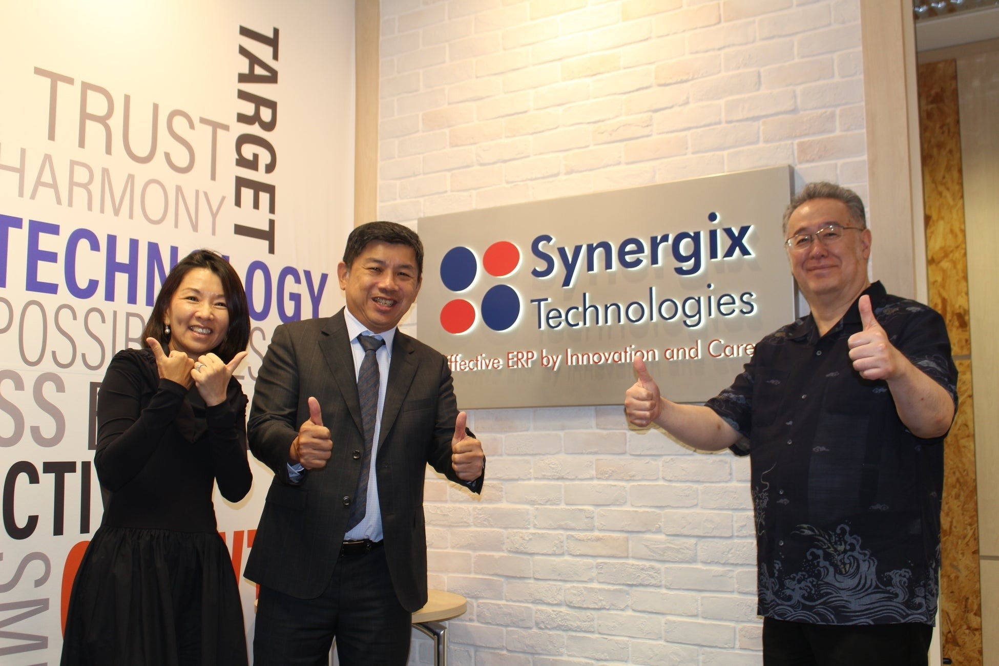 MJS社長・是枝(右)とSynergix社の創業者で代表のKOH(中央)とLIM(左)