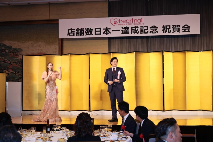 左:代表取締役社長 小原 麻央 右:取締役副社長 嶋嵜 匠