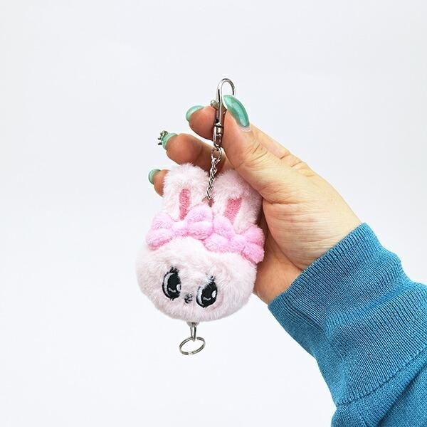 エスターバニーのふわふわなぬいぐるみアクセサリー