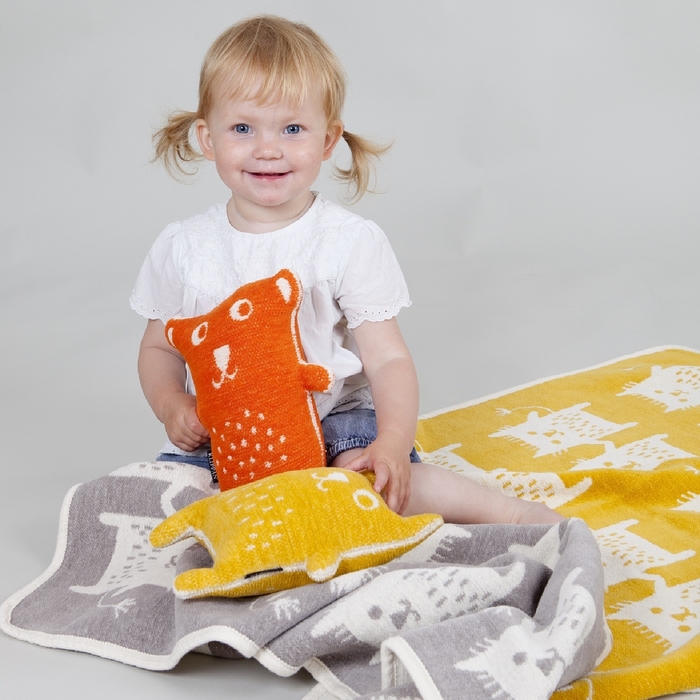 ベルベットのような極上の肌触りが魅力の「オーガニックシュニールコットン」を100%使用したブランケットとぬいぐるみ。自宅の洗濯機で丸洗いが可能。