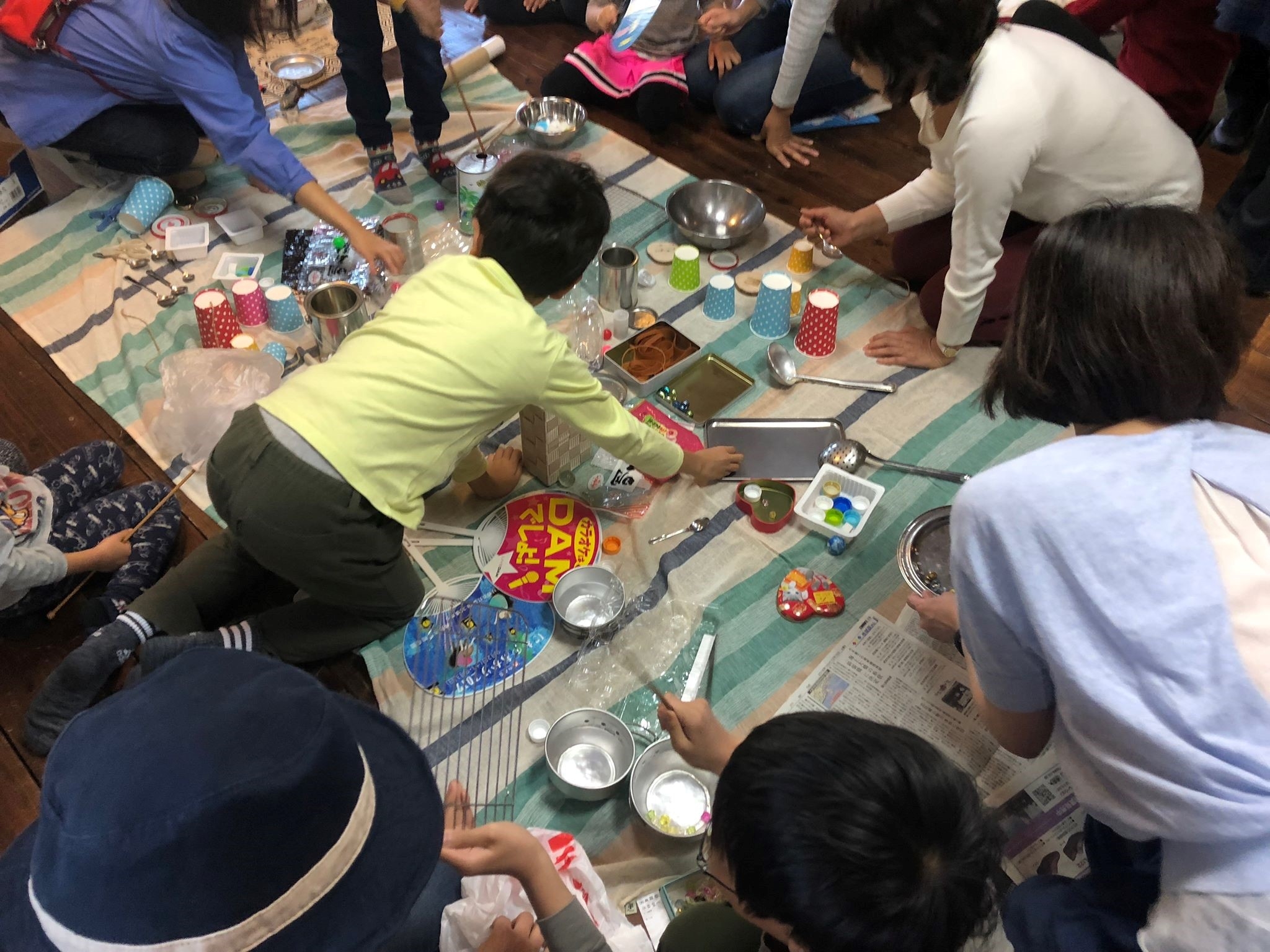 日用品で音作りの様子