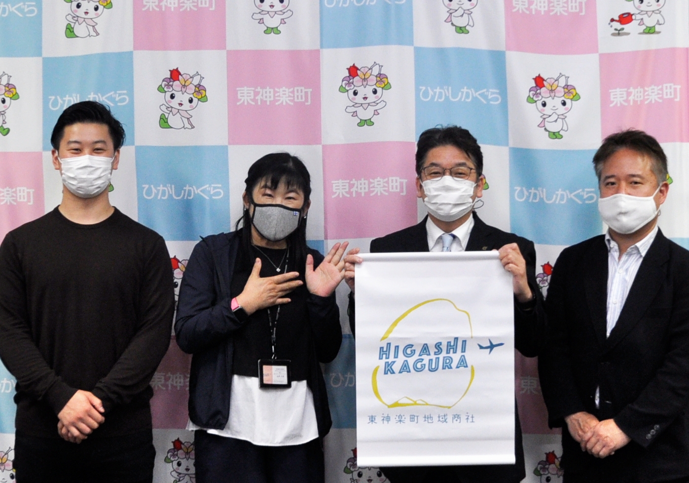 東神楽町山本町長と東神楽町地域商社に赴任した3名