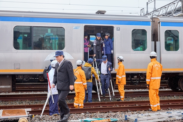 「異常時総合訓練(2024年度)」 お客さま避難誘導訓練の様子