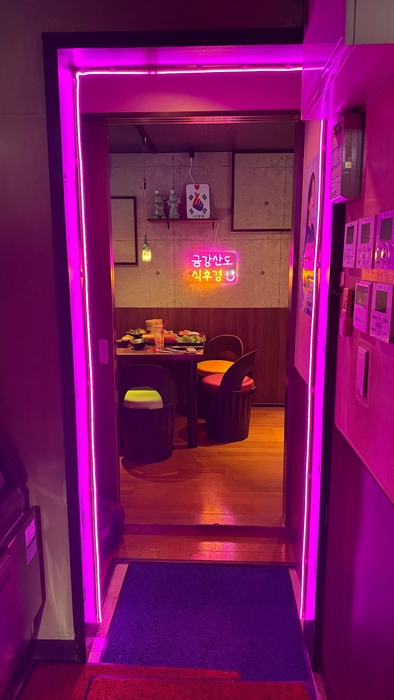 本場・韓国の屋台のようにネオンが輝く入口