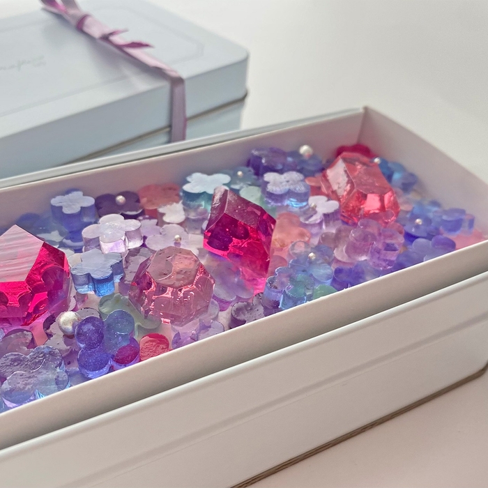 切りたての琥珀糖が宝石のように輝く