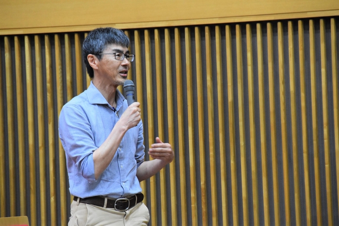 天野教授と同じく赤﨑研究室門下生の本学理工学部の竹内哲也教授も質問