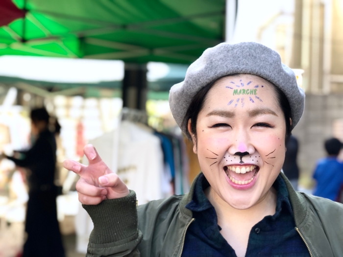 フェイスメイクでポーズ!