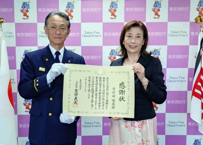 感謝状贈呈の様子(左:横山校長、右:宇於崎)