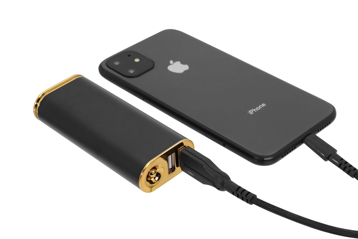 スマートフォンに給電する様子(ケーブルは別途ご用意ください)