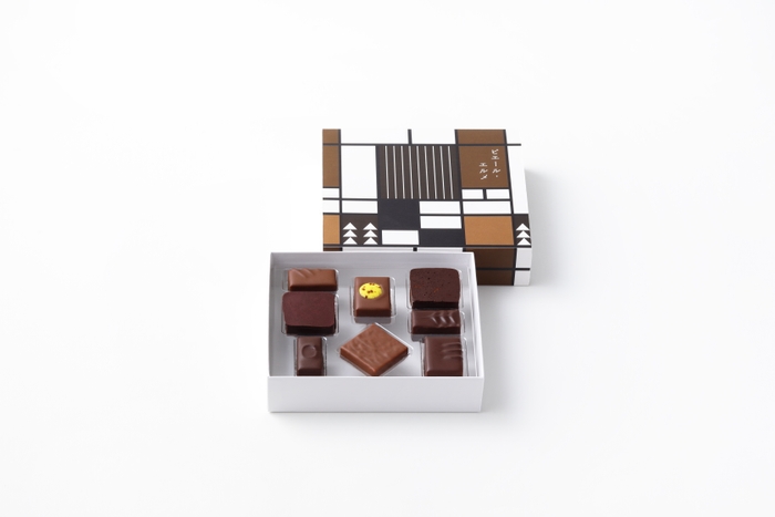 チョコレート8個詰合わせ 3,402円 (バニラ風味ビターチョコレート、ピンクグレープフルーツ風味ビターチョコレート、ゴマ入りプラリネ、 ハチミツ入りビターチョコレート、アーモンド入りプラリネ、マロン風味ミルクチョコレート、 パッションフルーツ風味マジパン、ブラジル産コーヒー風味ビターチョコレート)